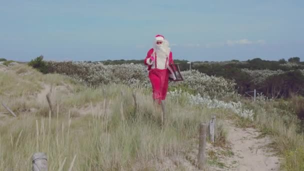 Weihnachtsmann Auf Den Dünen Direkt Meer Mit Liegestuhl Genießen Sie — Stockvideo