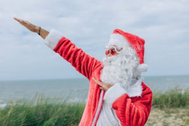 Plaj partisinde mutlu noel baba dansları.