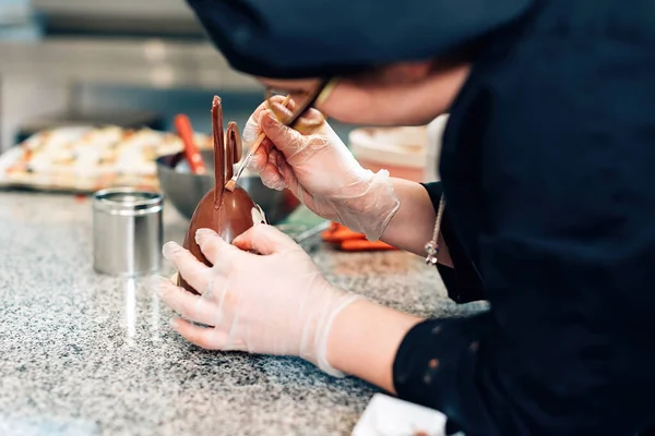 Chef Maestro Chocolate Profesional Artesanal Que Trabaja Cocina Del Hotel — Foto de Stock