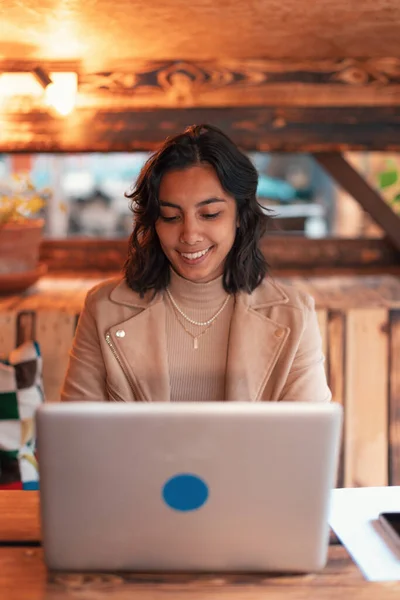 Freelance Indian Tânără Femeie Care Lucrează Laptop — Fotografie, imagine de stoc