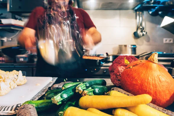 Chef Preparando Comida Saludable Cocina Del Restaurante Profesional Verduras Mesa — Foto de Stock