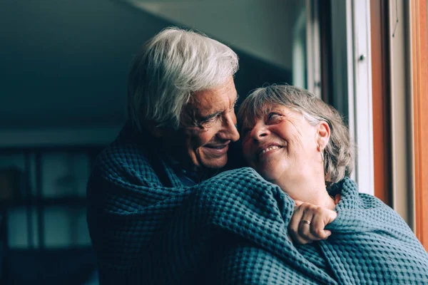 Yaşlı Çift Battaniyenin Altında Yaşlı Çift Evde Mavi Bir Battaniyeye — Stok fotoğraf