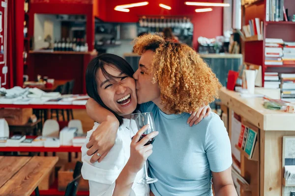Iubite Fericite Cafenea Îmbrățișați Reciproc Râdeți Fată Braziliană Sărută Femeie — Fotografie, imagine de stoc