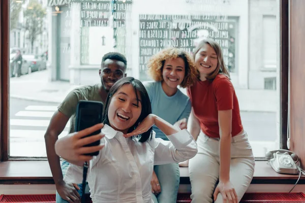 Grupo Expatriados Multiétnicos Estudiantes Tomando Selfies Con Teléfono Móvil — Foto de Stock