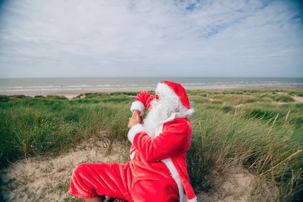 Noel Baba denizde rahatladı - tatil konsepti