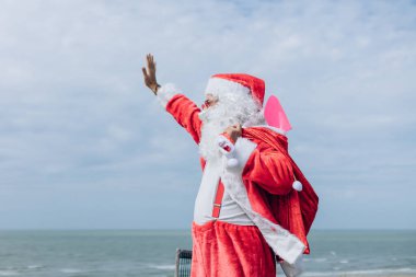 Denizde Noel Baba, insanları selamlıyor. 