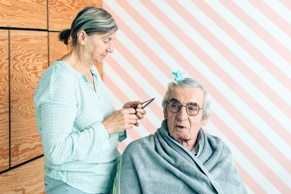 Kadın Kocasının Saçını Kesmeye Hazırlanıyor Normal Bir Günde Yaşlı Bir — Stok fotoğraf