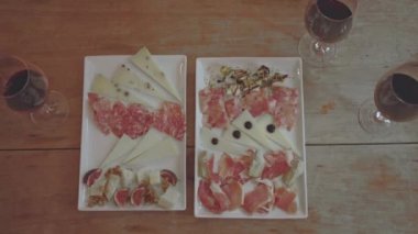 Ellerin ahşap masadaki tabaktan bir bardak şarapla yemek toplaması - aperatif zamanı - indirimli içki saati konsepti