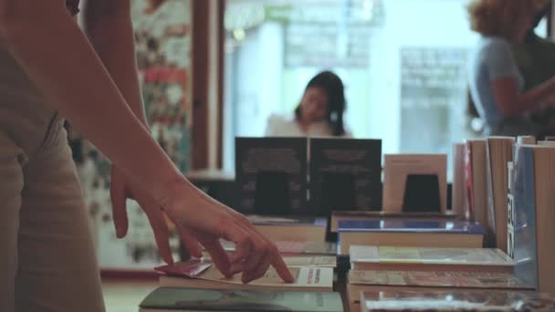 Mädchen Wählt Ein Buch Bibliotheksladen Details Zur Hand — Stockvideo