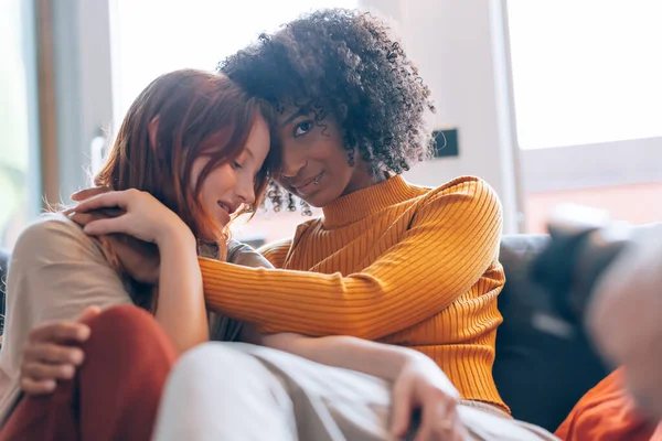 Vrouwen Lesbisch Paar Backlight Knuffelen Bank — Stockfoto