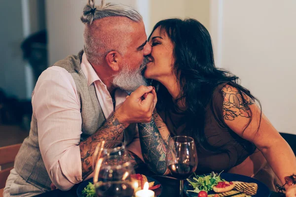 Cuplu Caucazian Tatuaje Sărutându Masă Timpul Cinei Romantice — Fotografie, imagine de stoc