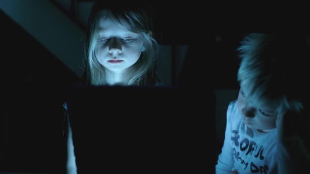 Crianças Absorvidas Tablet Que Estão Assistindo Noite — Vídeo de Stock