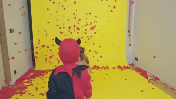 Vermomde Kinderen Spelen Een Fotostudio Met Confetti Fladderend Lucht — Stockvideo