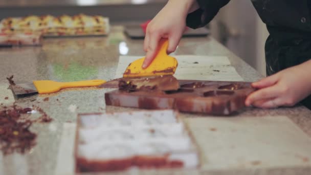 Meesterkok Vrouw Werken Haar Chocolade Maker Keuken Workshop — Stockvideo