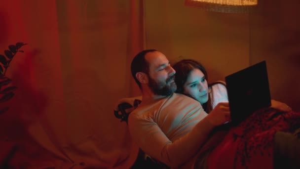 Ζευγάρι Χαλαρώνοντας Στο Σπίτι Νύχτα Ξαπλωμένοι Μαζί Στον Καναπέ Και — Αρχείο Βίντεο