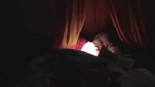Malí Sourozenci Ležící Posteli Noci Pohodlným Světlem Čtení Pohádek Knihy — Stock video