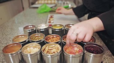 Çikolata şefi bir çikolata dükkanında çalışıyor.