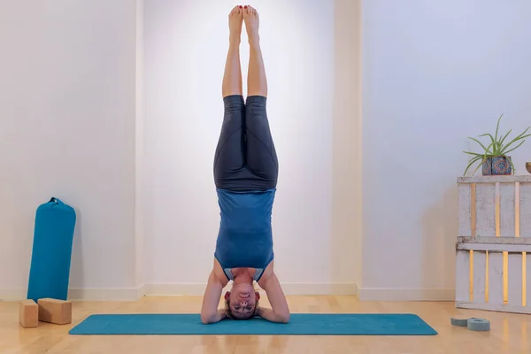 Position Yoga Shirshasana Professeur Yoga Effectue Des Exercices Sur Tapis — Photo