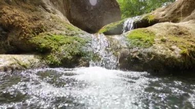 Bir dağ deresinin küçük şelalesi - taze ve saf su