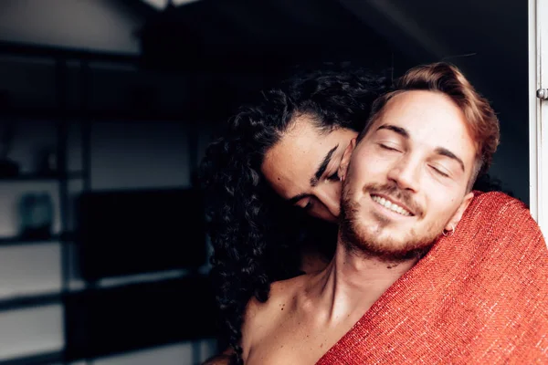 Cuplu Gay Acasă Cuplu Romantic Homosexual Îmbrățișare Bărbat Sărutând Gâtul — Fotografie, imagine de stoc
