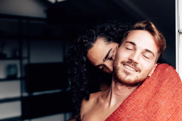 Evdeki eşcinsel çift - homoseksüel romantik çift kucaklaşıyor - bir çocuğun boynunu öpen adam - erkek aşkı