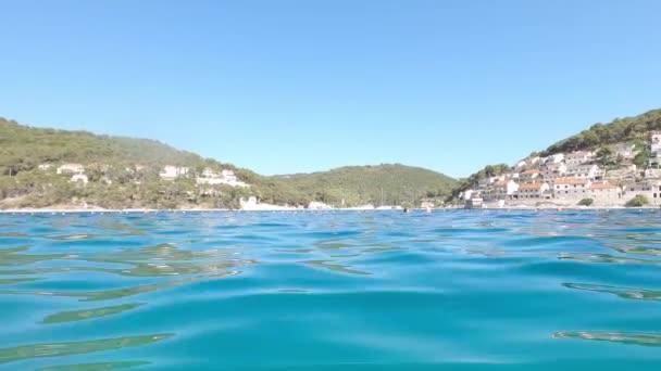 Panoramisch Uitzicht Zeespiegel Van Het Kroatische Dorp Pucisca Het Eiland — Stockvideo