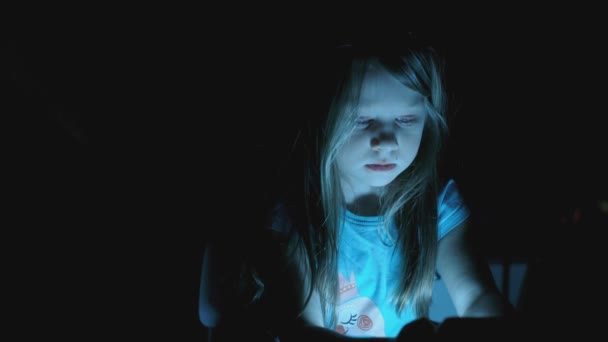 Küçük Kız Karanlıkta Cep Telefonunu Tek Başına Izliyor — Stok video