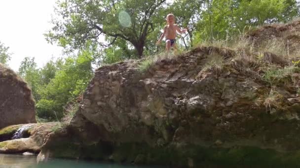 Odważny Letni Chłopiec Skacze Skały Górskiego Potoku — Wideo stockowe