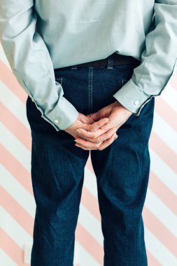 Ellerini arkada birleştir.