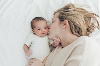 Annemin bebeğini öptüğünün en üst görüntüsü onlar yatakta yatarken.