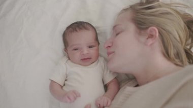 Annemin bebeğini öptüğünün en üst görüntüsü onlar yatakta yatarken.