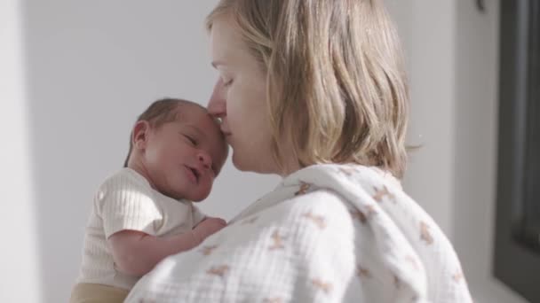 Mãe Ajudando Seu Bebê Fazer Arroto Após Amamentação — Vídeo de Stock