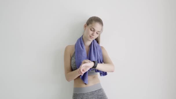 Smiling Młodzież Sporty Woman Sportswear Sprawdź Smartwatch Pracy Break — Wideo stockowe