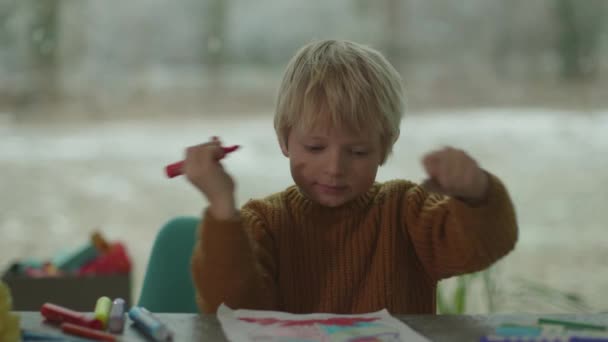 Kaukaskie Dziecko Siedzące Domu Przy Stole Rysuje Znacznikami Kartce Papieru — Wideo stockowe