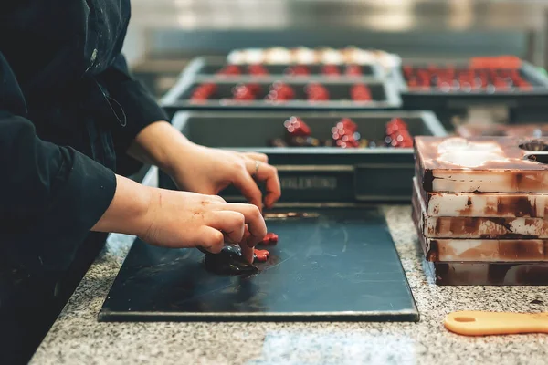 Producir Formas Chocolate Laboratorio Chocolate Artesanal — Foto de Stock