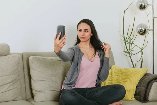 Femeie Latină Americană Care Stă Canapea Face Selfie Telefonul Mobil Fotografie de stoc