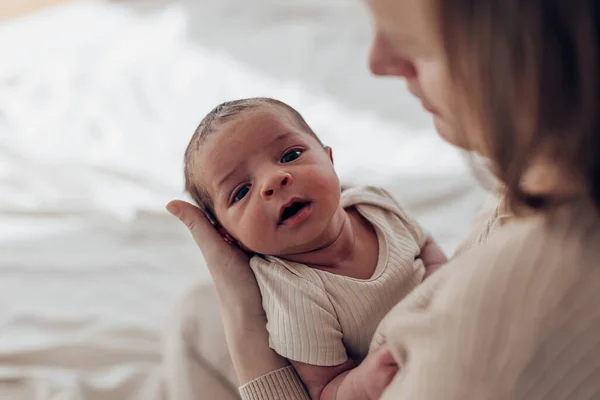 Portretul Unui Nou Născut Brațele Mamei Privind Cameră Fotografie de stoc