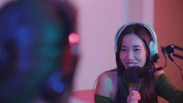 Asiatique Femme Podcaster Parler Dans Microphone Pendant Radio Podcast Homme — Video