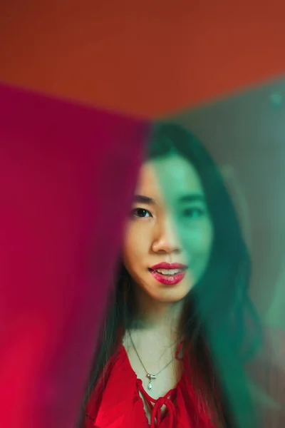 Портрет Молодої Азіатки Обличчя Жінки Трикутнику Фото Кольоровому Желе — стокове фото