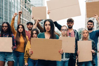 Genç protestocular boş pankartlarla grev yapıyor - özgürlük hareketi cinsiyet eşitliği toplumsal meseleler küresel ısınma aşısı yeşil aşılar siyah hayatlar önemli sürdürülebilirlik şartları savaş koşulları