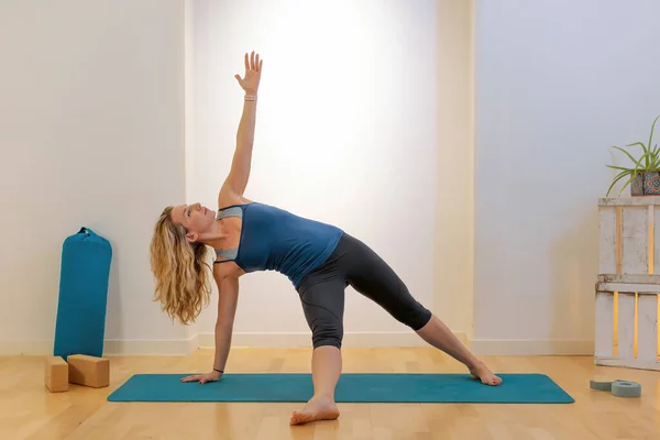 Athlète Féminine Studio Yoga Faisant Des Positions — Photo
