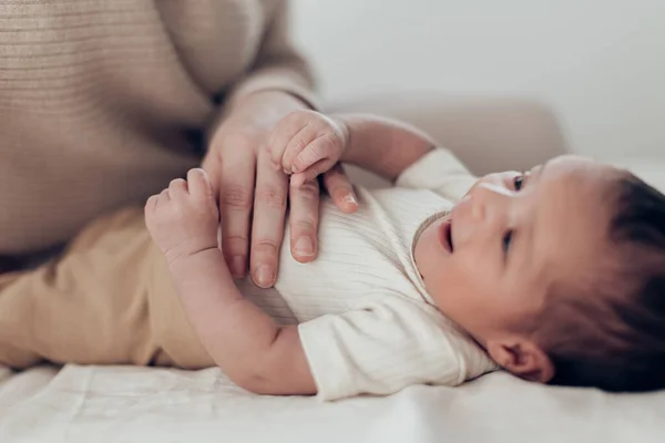 Mâna Mamei Mângâind Burta Nou Născutului Întins Pat fotografii de stoc fără drepturi de autor