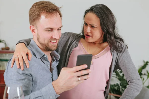 Esposa Fica Chocada Com Que Ela Telefone Seu Marido Que — Fotografia de Stock