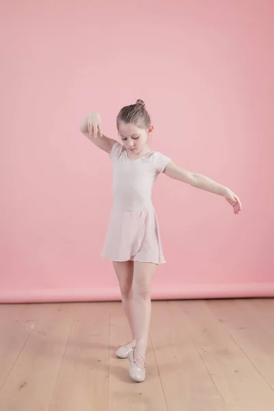 Menina Rosa Bailarina Tutu Dançando Fundo Rosa — Fotografia de Stock