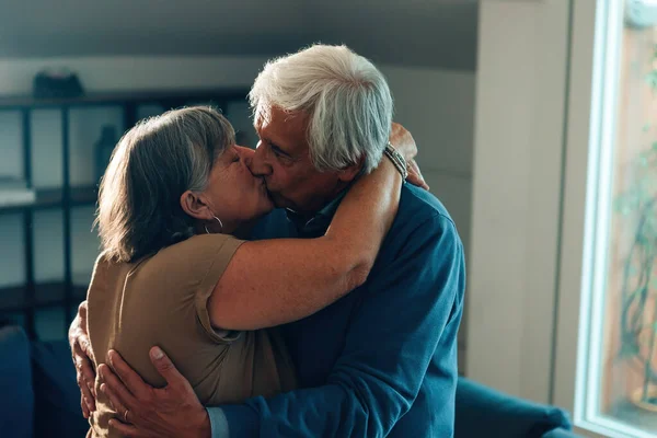 Gri Saçlı Yaşlı Heteroseksüel Çift Evde Öpüşüyor Sarılıyorlar — Stok fotoğraf