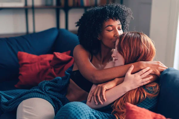 Meninas Unindo Abraçando Sofá Amor Sapphic Romântico Entre Mulheres Diferentes — Fotografia de Stock