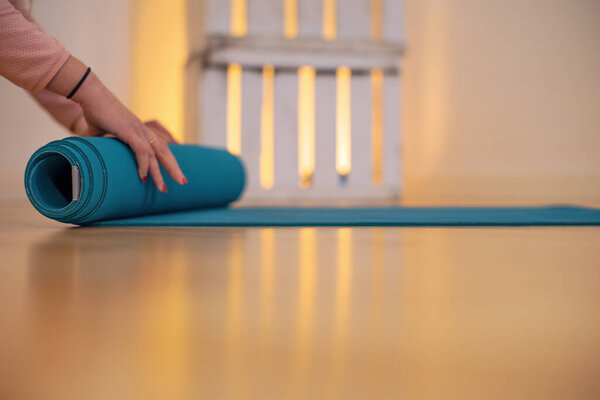 детали циновки yoga которая прокатывается вне на земле перед классом или практикой