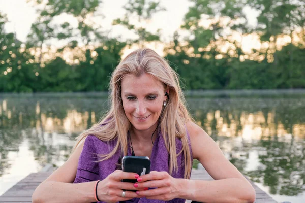 Femeie Zâmbitoare Telefon Mobil Mână După Sport Stând Aer Liber — Fotografie, imagine de stoc