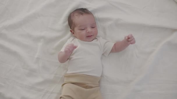 Vista Superior Bebé Birracial Recién Nacido Acostado Sobre Sábanas Blancas — Vídeos de Stock