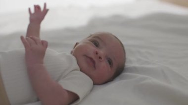 Yatakta yatan yeni doğmuş bir bebeğin yakın çekimi.